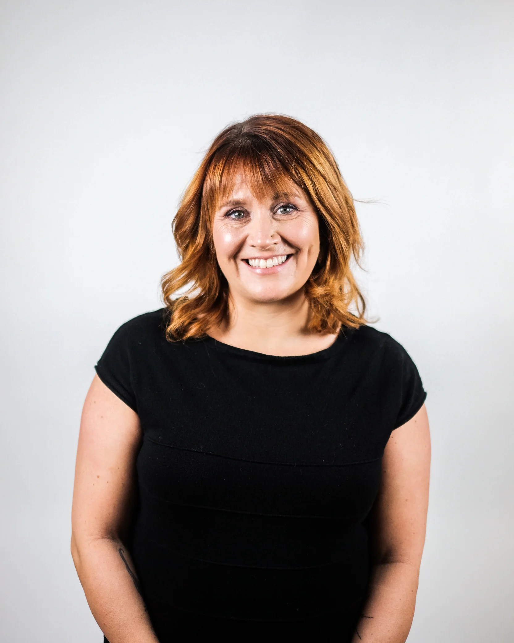 Shauna / Level 2 Shauna has been part of the DSE Team for 5 years. She graduated from Abbot Cosmetology School in Saint Louis, Missouri. This mother of 5 enjoys spending time with her family and her dogs, cooking, and kayaking. Shauna has been involved in continuous education with her team at DSE and has traveled to Las Vegas, Orlando, New York, and LA to keep her skills up to date and on-trend. Click here for pricing