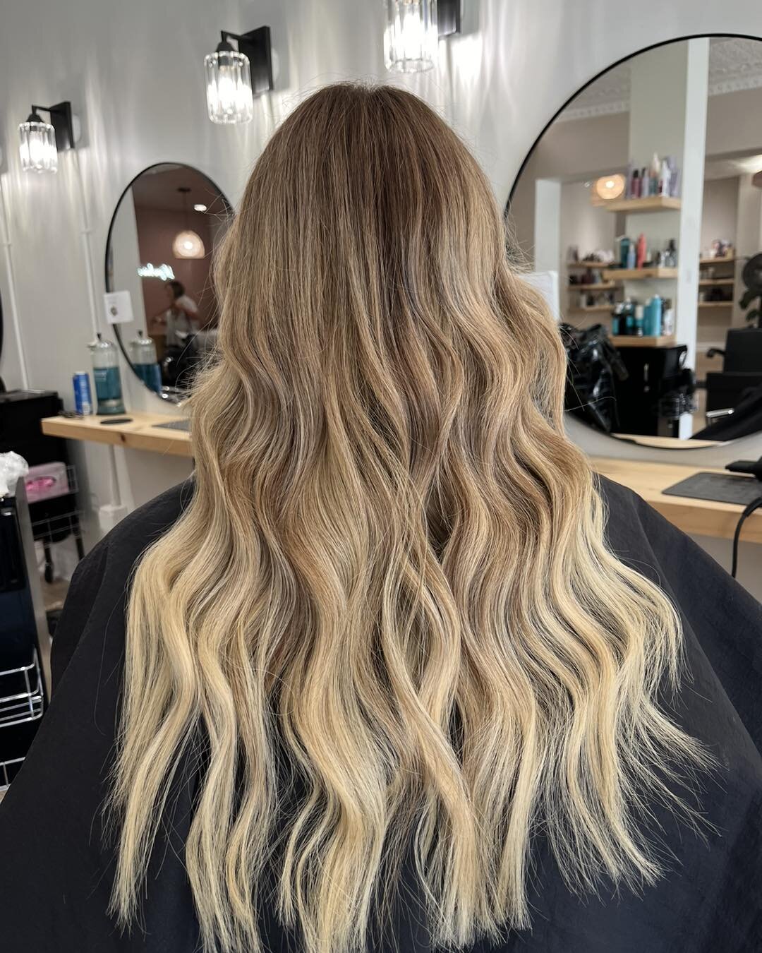 Experience a stunning hair transformation with our 24-inch Bellami tape-in extensions and highlights! ✨ Say goodbye to dull hair and hello to a vibrant, glamorous look! 

#MarshallMichigan #DesignStudioEast #HairTransformation #BellamiExtensions #Hig