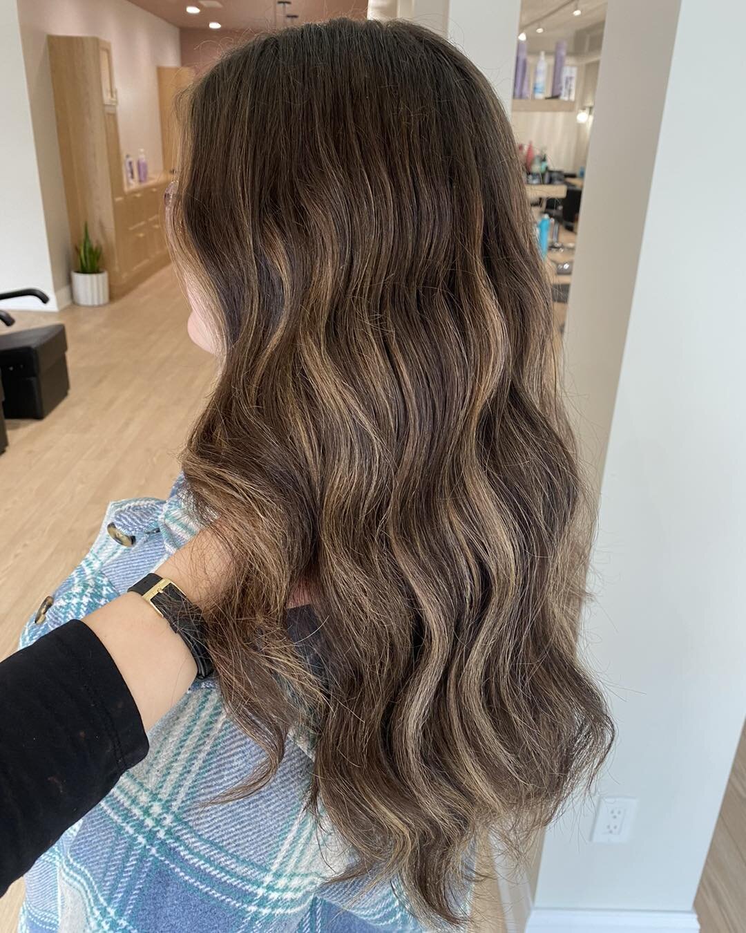 Discover the beauty of soft, natural balayage created by Sydney! 

#MarshallMichigan #DesignStudioEast #BalayageMagic #HairTransformation #SubtleBalayage #SydneyStyling #BookNow #SalonLife