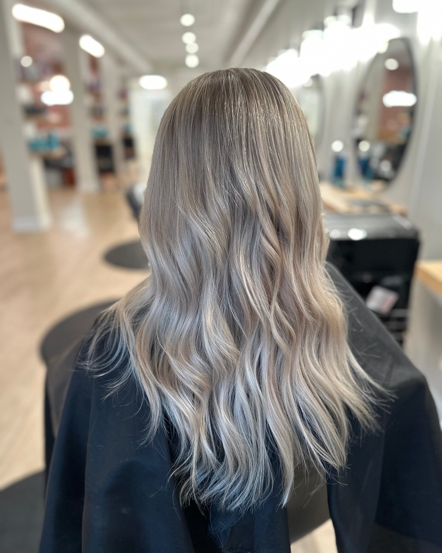 Beth went in and applied a top highlight to brighten up this beautiful blonde! ⭐

#michigansalon #marshallmichigansalon #mi#michiganhairstylist #blondehairinspo