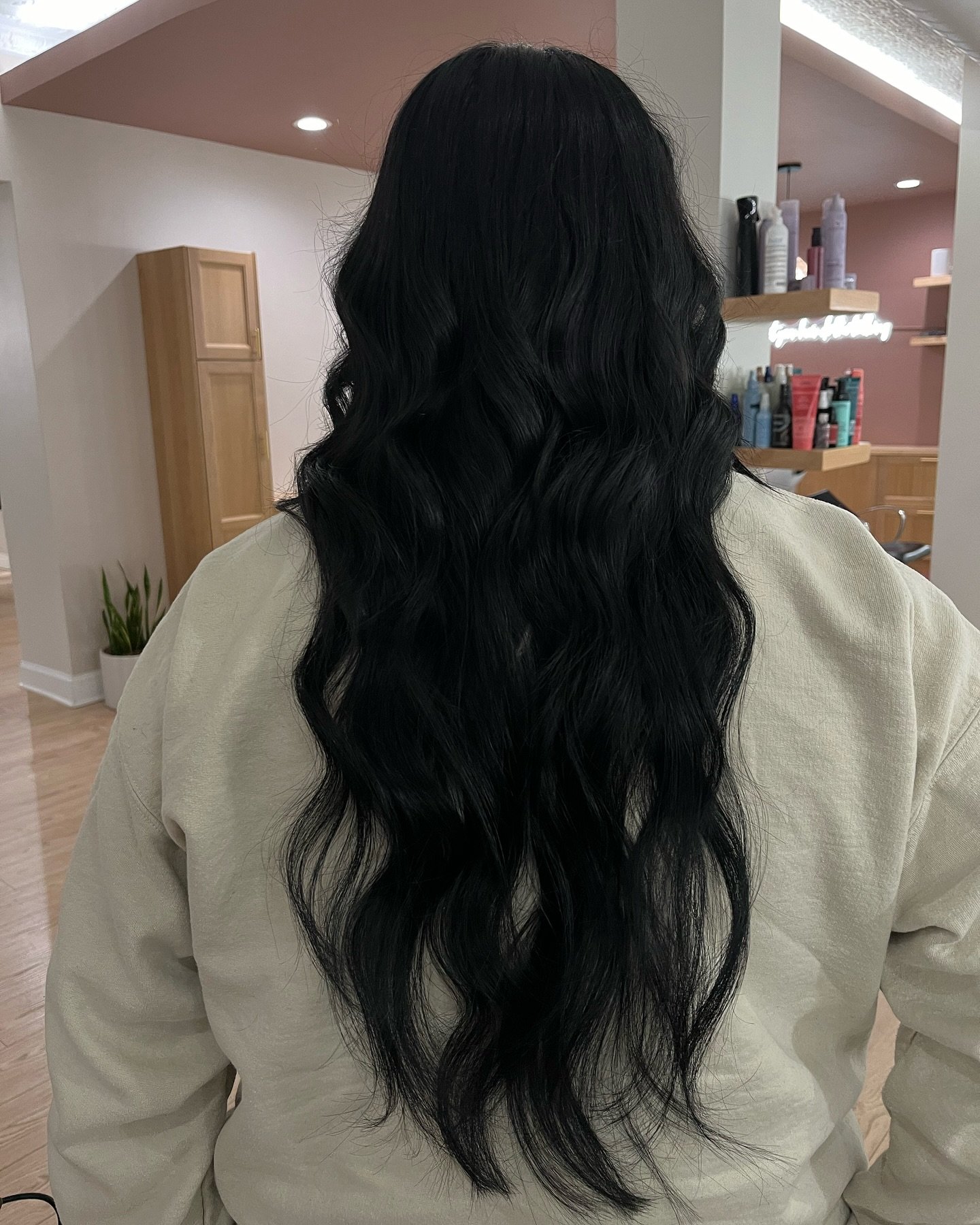 Sleek, stunning, and seamless! Installed 22-inch black Bellami K-tip extensions for a flawless, natural look. Ready to transform your hair dreams into reality? 💇&zwj;♀️ #BellamiExtensions #HairGoals #MarshallMichiganStylist 
Hair by Caylie ✨