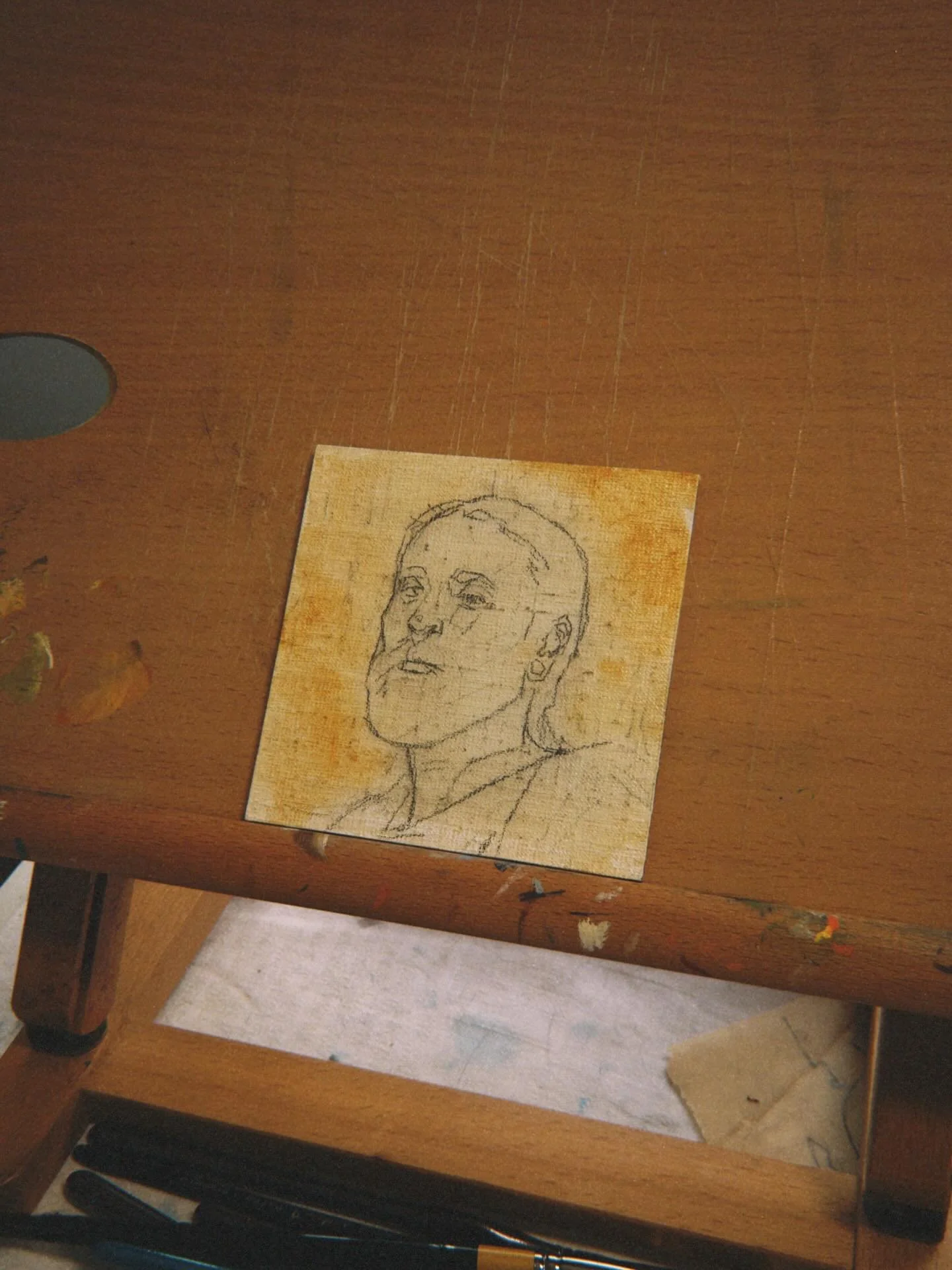 Thanks to the amazing course released by @rpancoast_art I began delving into oils at last, and it is being quite an amazing experience. First time self portrait 
#oils #art #painting #selfportrait