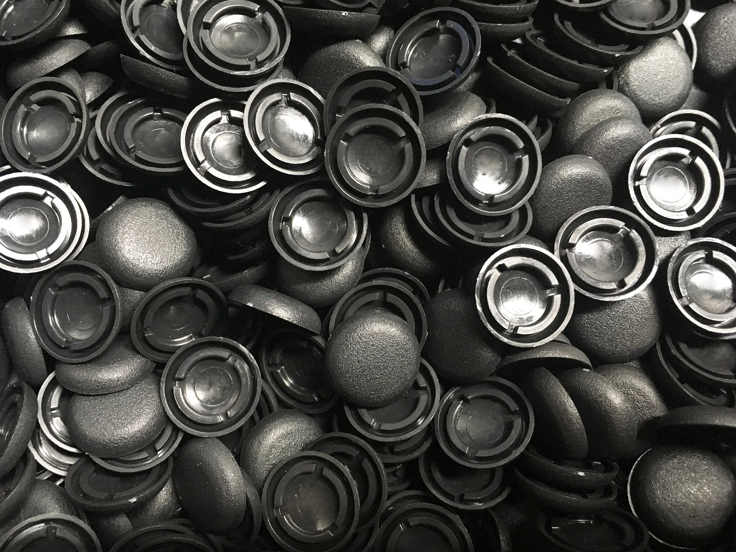 Thermoset molded plastic caps
