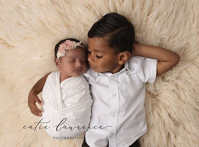 Looks like someone is a very proud big brother! ❤️
.
.
.

#tulsa #siblinglove #tulsanewborn #tulsamaternityphotographer #tulsanewbornphotographer #tulsaphotography #tulsaphotographer #newborngirl #flowerstagram #floral #clp_newborns #babypics #newbor