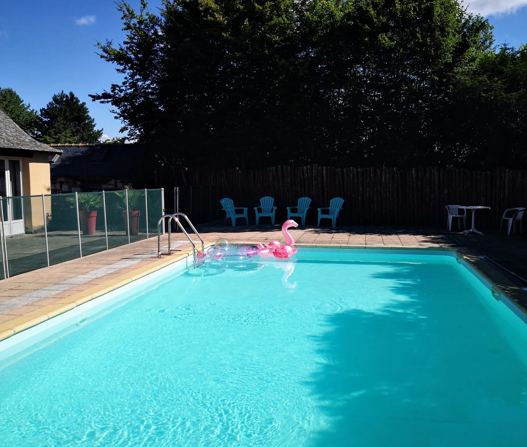 La piscine est disponible pour vos fêtes pendant l’été en location avec l’Orangerie du golf ou la Maison Bleue