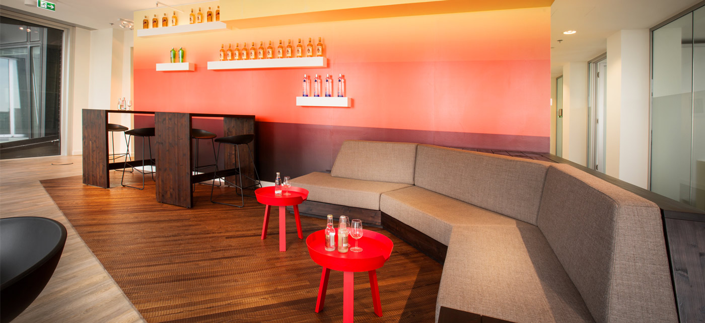 Die Sunset Lounge mit Blick über den Hafen.