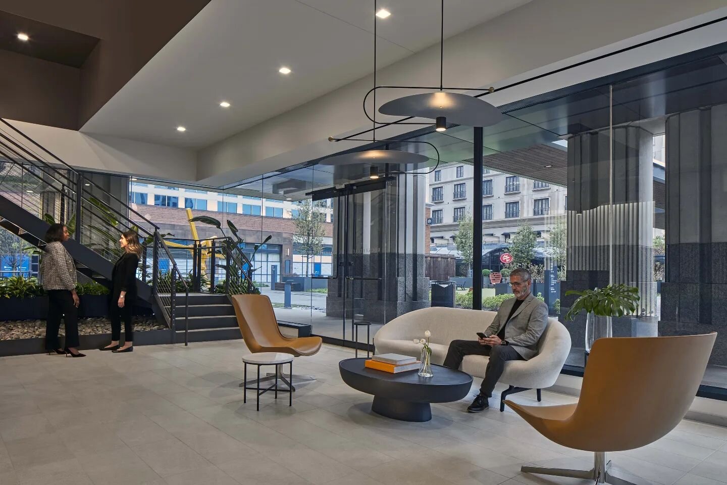 Check out @officesnapshots featuring our Rockefeller Capital Management project! Together, the team transformed a 26,000 square foot space in Atlanta's Buckhead district into a stunning office environment that honors the timeless legacy of the Rockef
