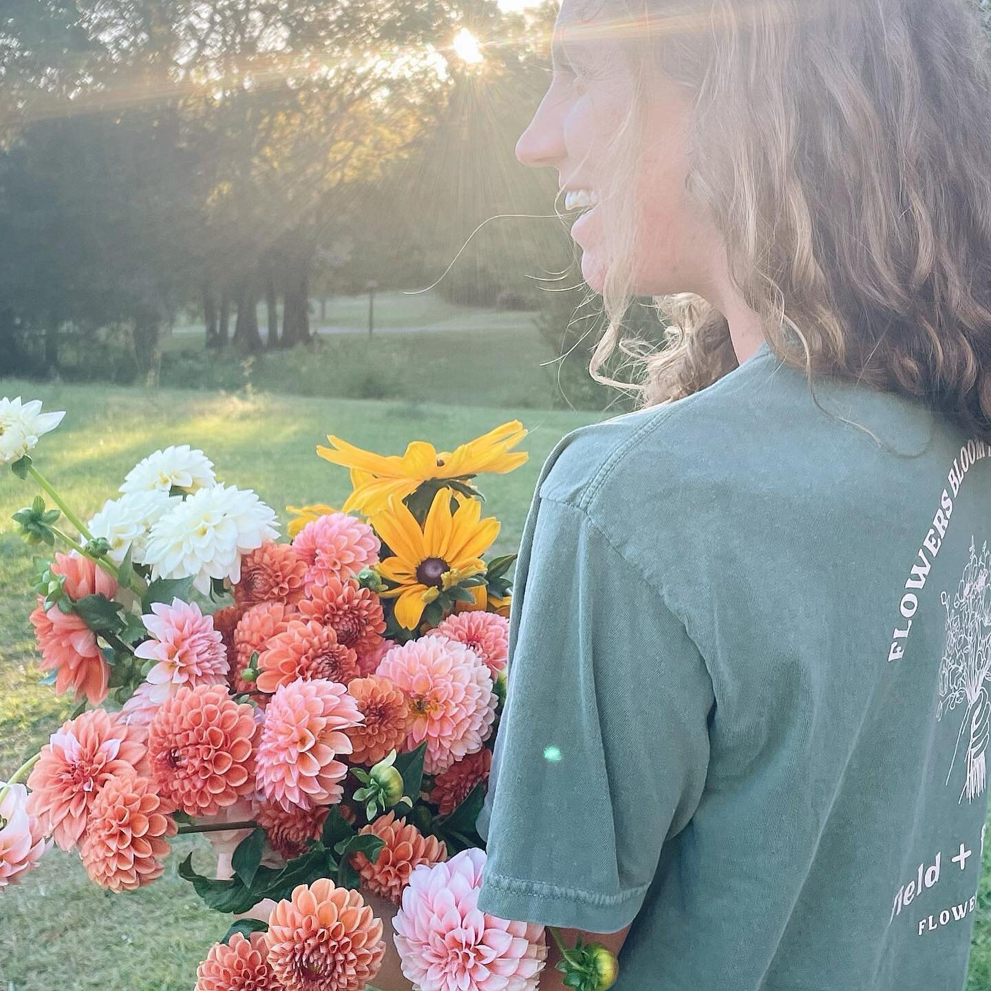 Our first ever Field + Forage Tee is here! We are so excited to share these with our community. We loved getting to partner with 2 local businesses to bring this vision to life! Gracie, of Graced Lettering Co. @gracedlettering did a wonderful job wit