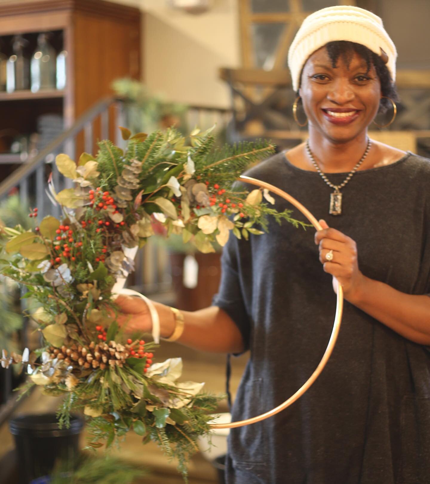 Grab your gals and come enjoy a fun, relaxing and productive! time out on the flower farm. Christmas music playing🎶, hot drinks flowing🍷all while making beautiful wreaths to adorn your home! We always have a bonfire going near the event space for l