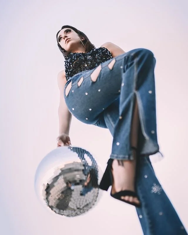🔥Pro Tip: Everybody needs a disco ball on them 24/7🔥
.
.
.
🌟Model: @julia.deleo .
.
.
#disco #discoball #modeling #azmodel #azmodels #fashion #sparkle #azphotographer #azphotography #urbanphotography #editorial #editorialphotography #editorialfash