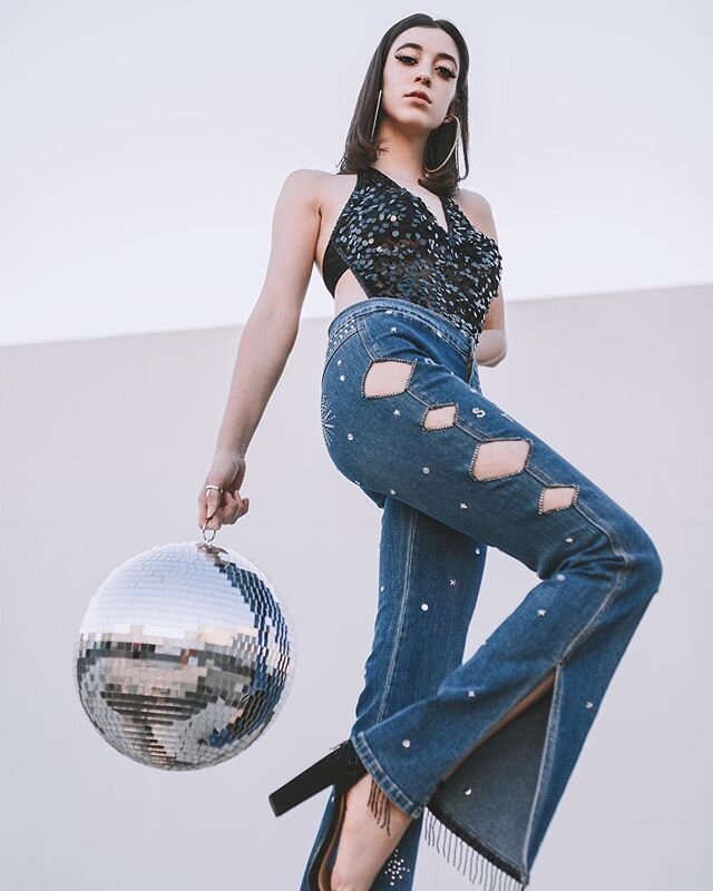 🌟Y&rsquo;all tired of seeing this disco ball...too bad, I have too many good shots with it lol🌟
.
.
.
🔥: @julia.deleo .
.
.
#disco #discoball #modeling #azmodel #azmodels #fashion #sparkle #azphotographer #azphotography #urbanphotography #editoria