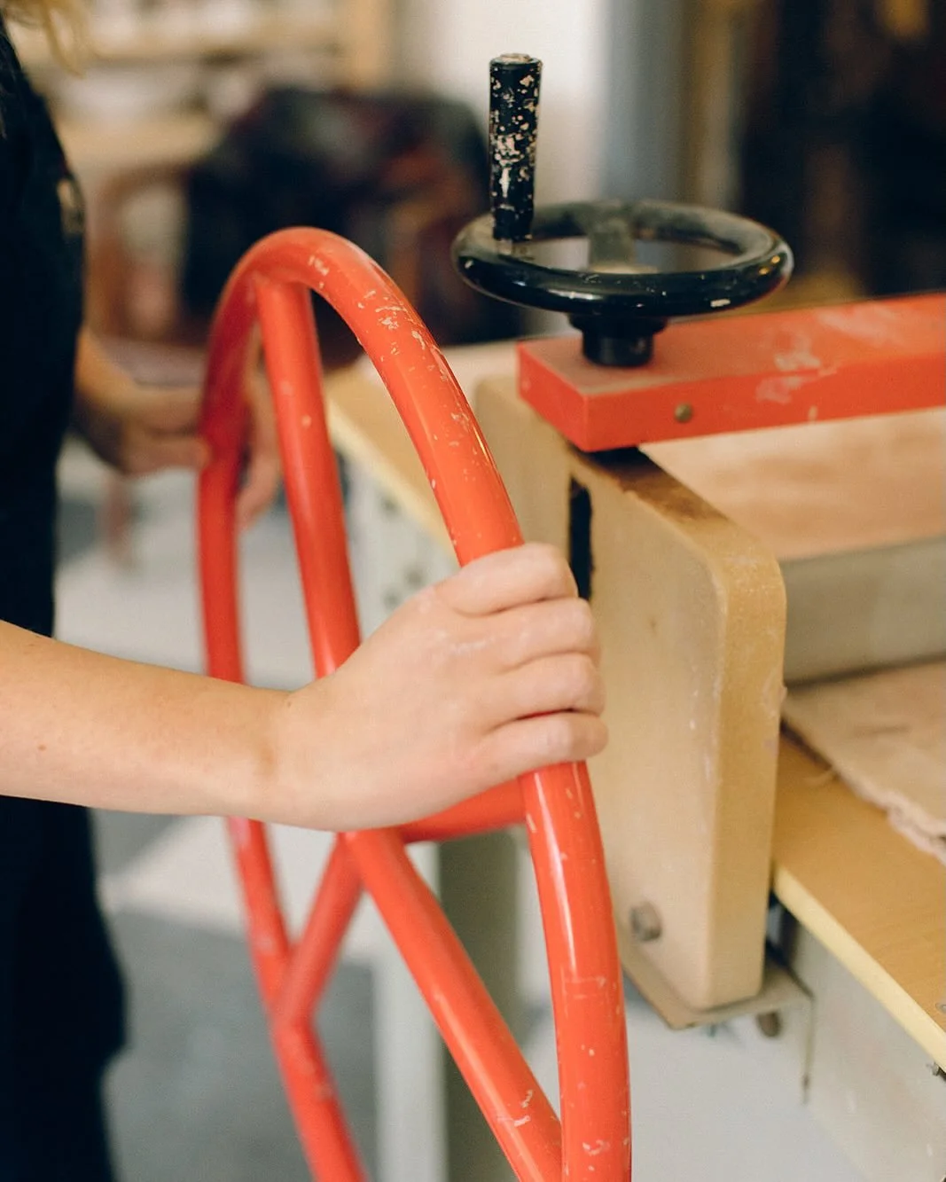 Slow down, explore, and connect with clay in this spring hand-building course. Learn foundational techniques&mdash;pinching, slab building, surface design&mdash;and create pieces that reflect your own way of working.

Discover Your Voice in Clay 
🌍 