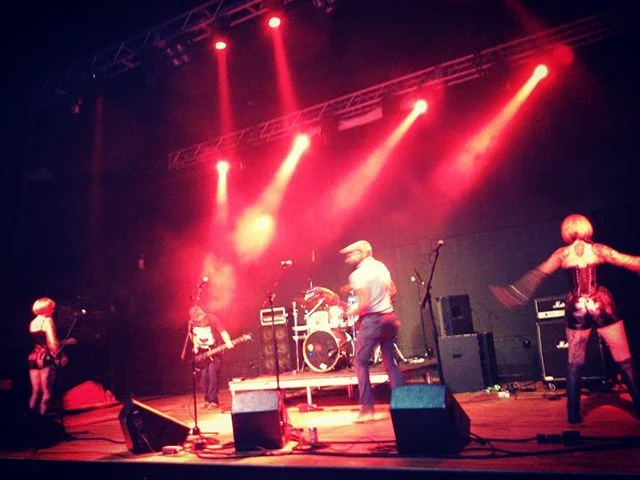 The Red Direct is tearin' things up @themarcsm RIGHT NOW. Git here!
.
.
.
#reddirectandthegogofuckyourselves #thereddirect #gogofuckyourselves #triplesixlive triple6live #trailoftheundead #sanmarcostexas #sanmarcosmusic