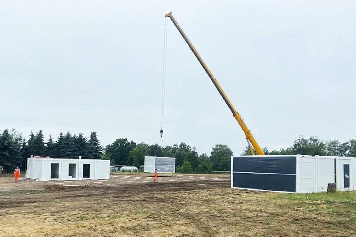 Aufstellung der Module für den Bau des Freien Gymnasiums