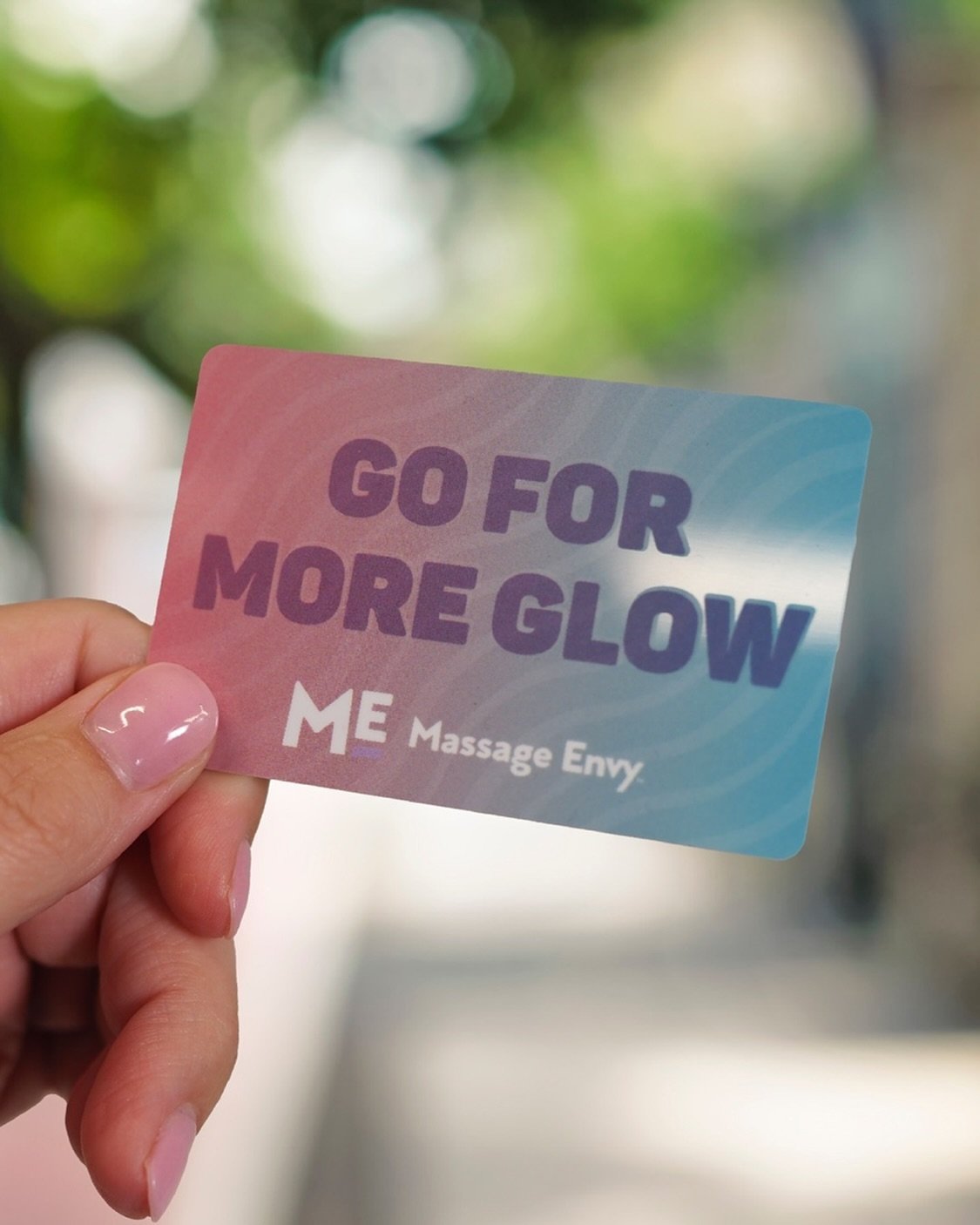 Treat mom to the gift of wellness this Mother&rsquo;s Day! 🌸 @MassageEnvyHi at Kapolei Commons offers a range of rejuvenating services to help her feel beautiful and refreshed. From soothing massages to indulgent facials, they have everything she ne