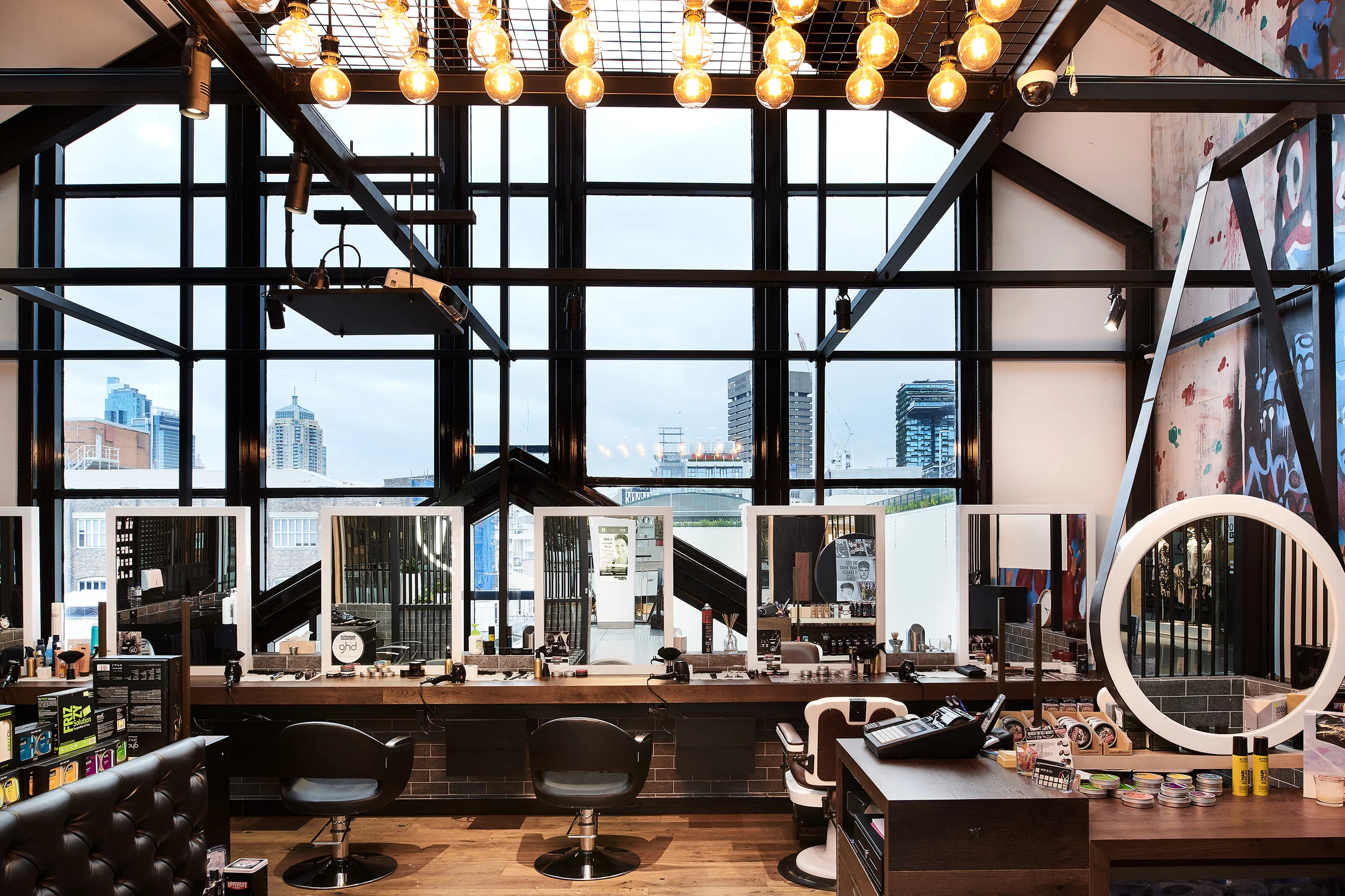 JuicyDesign-Projecthero-2500x1666-InteriorBranding-Moe&Co-02.jpg