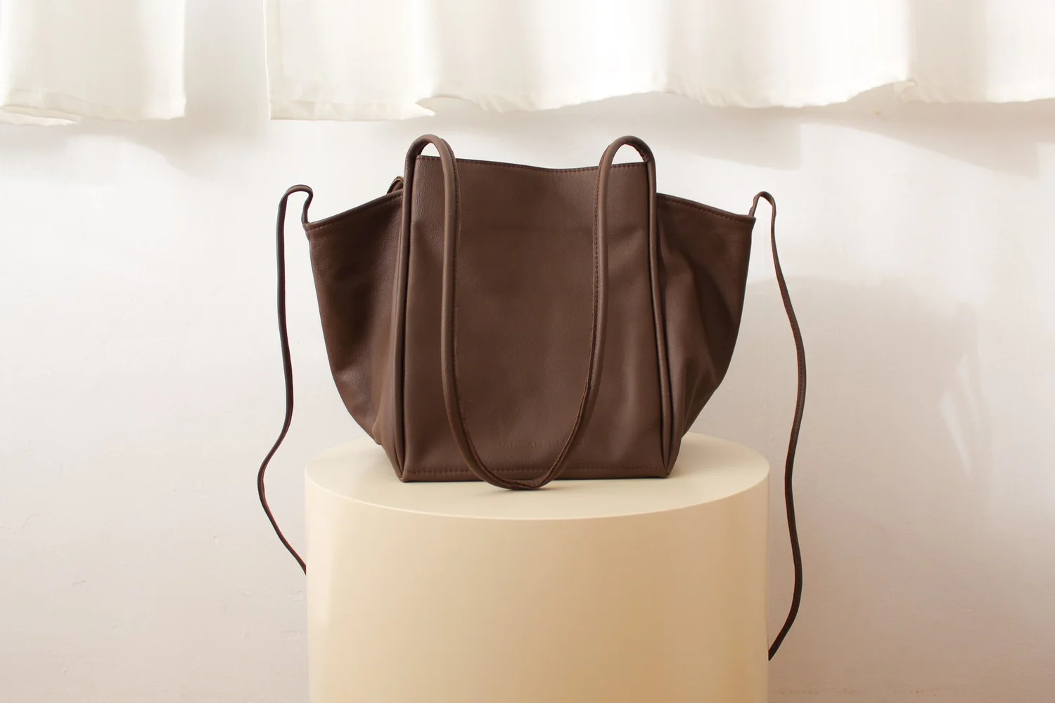 Hannah Emile Boîte Tote in Carob — ERGO 