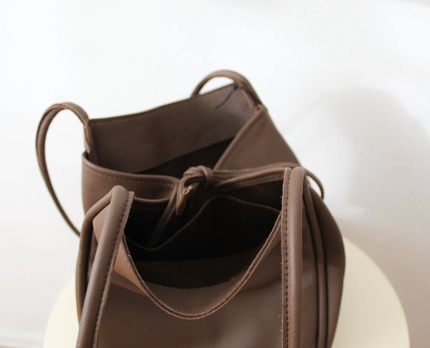 Hannah Emile Boîte Tote in Carob — ERGO 