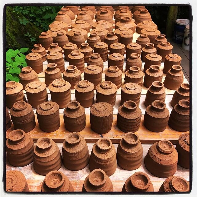 Ready to sail into the sunset on this sea of cut cup feet. ⛵️⛵️⛵️ #wildclay #bandanapottery #yunomi