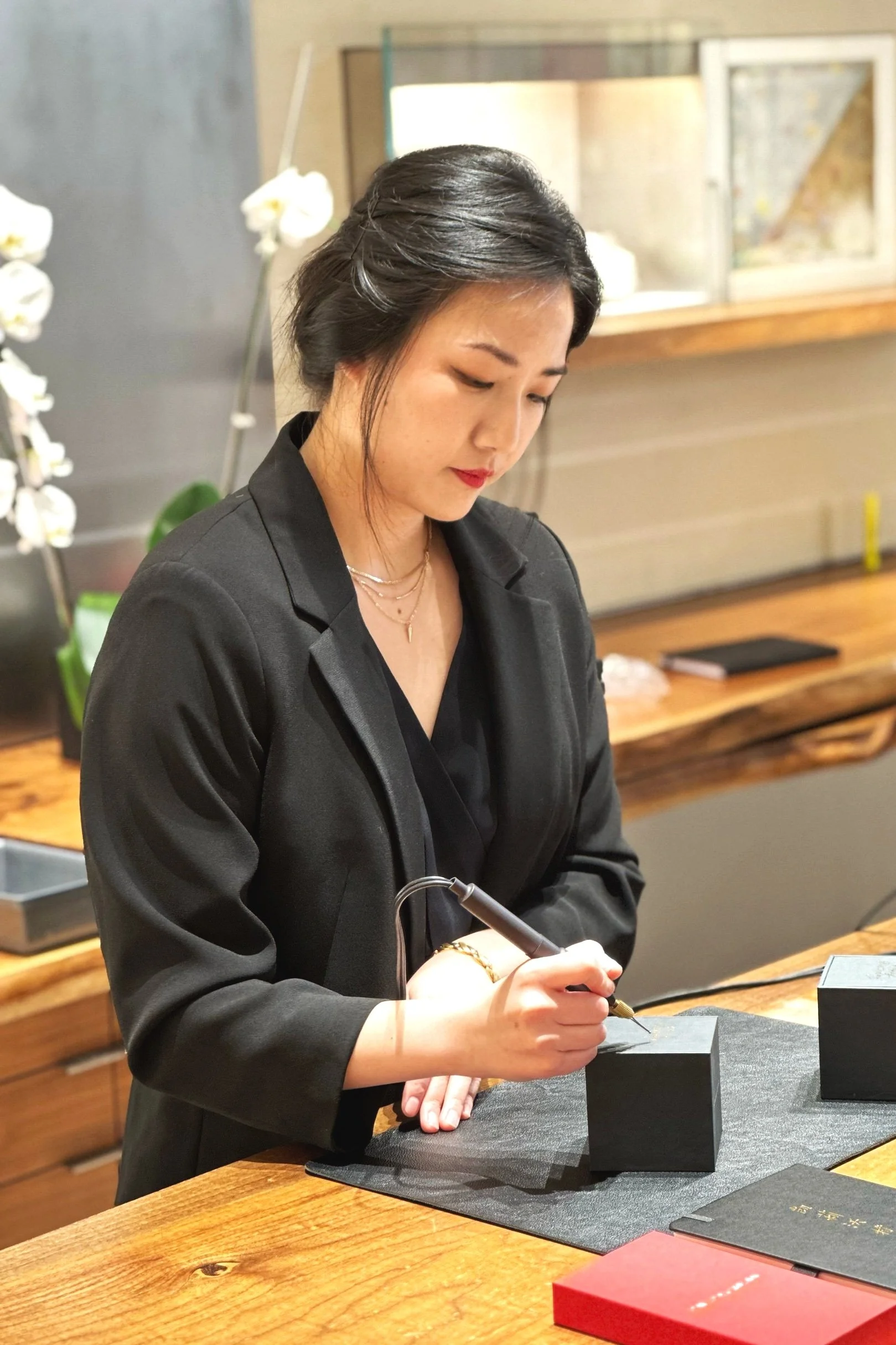 David Yurman South Coast Plaza Live Event Artist personalizing with calligraphy