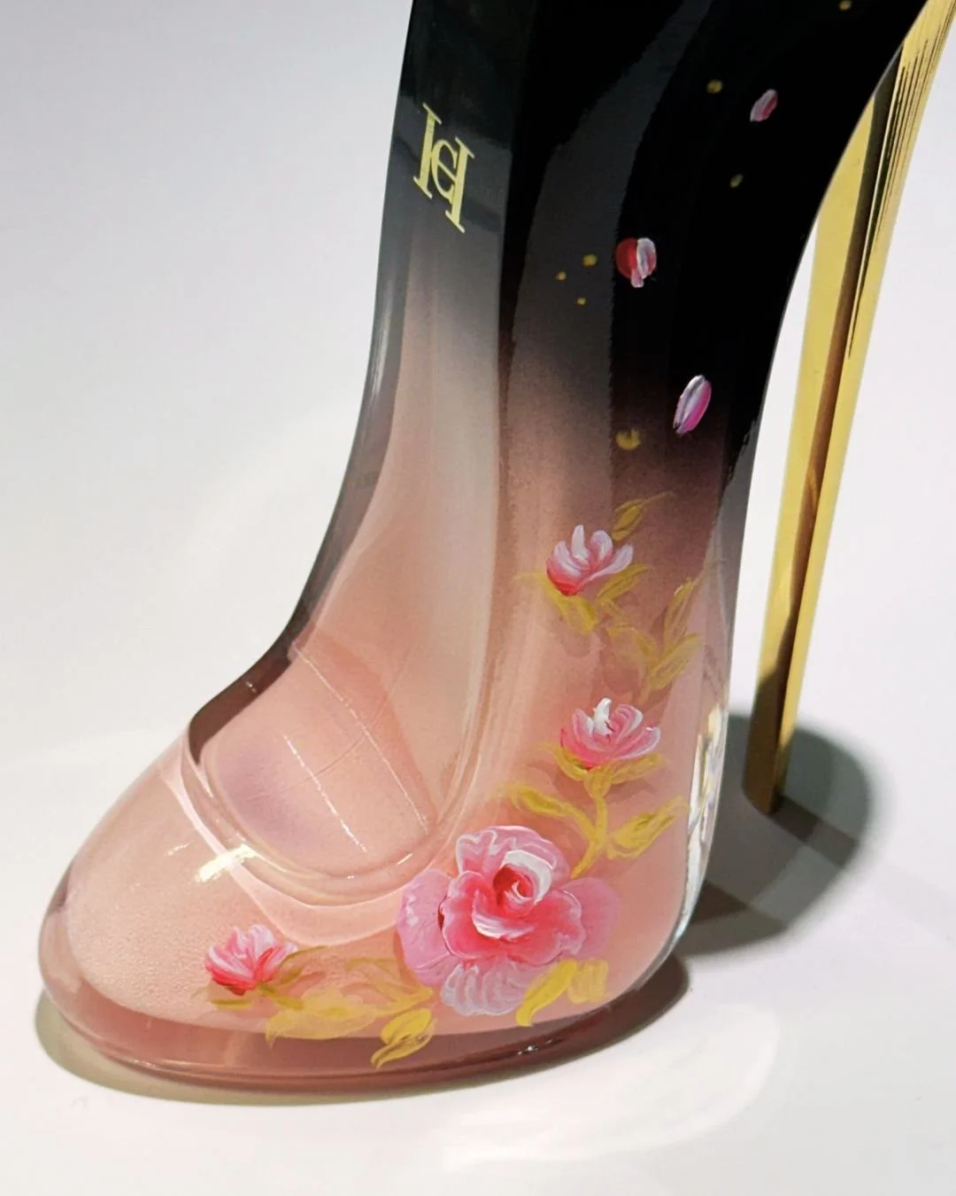 Caroline Herrera perfume live bottle painting by Los Angeles artist and calligrapher Hannah Choi for Lunar New Year event