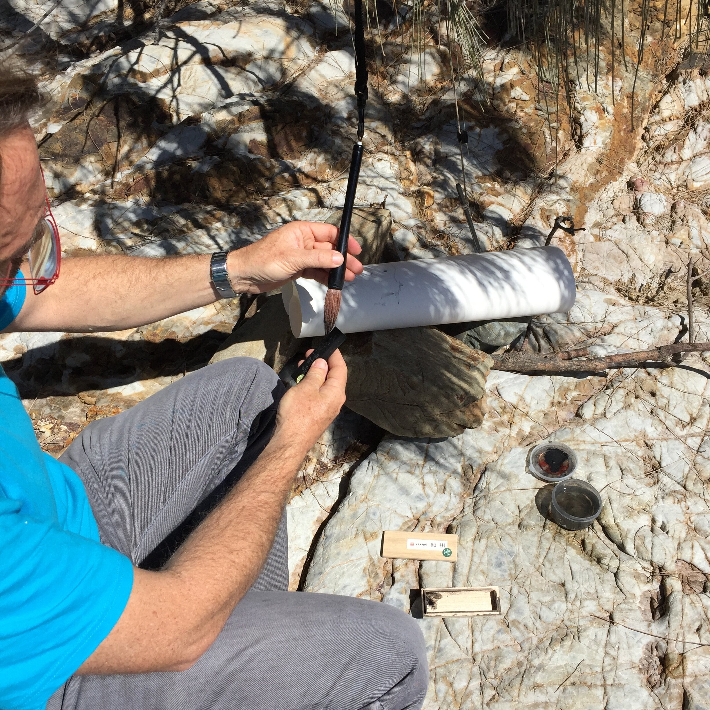  Artist Jeremy Sheehan experimenting on site at White Bluff during the projects 2019 intensive weekend workshop. 