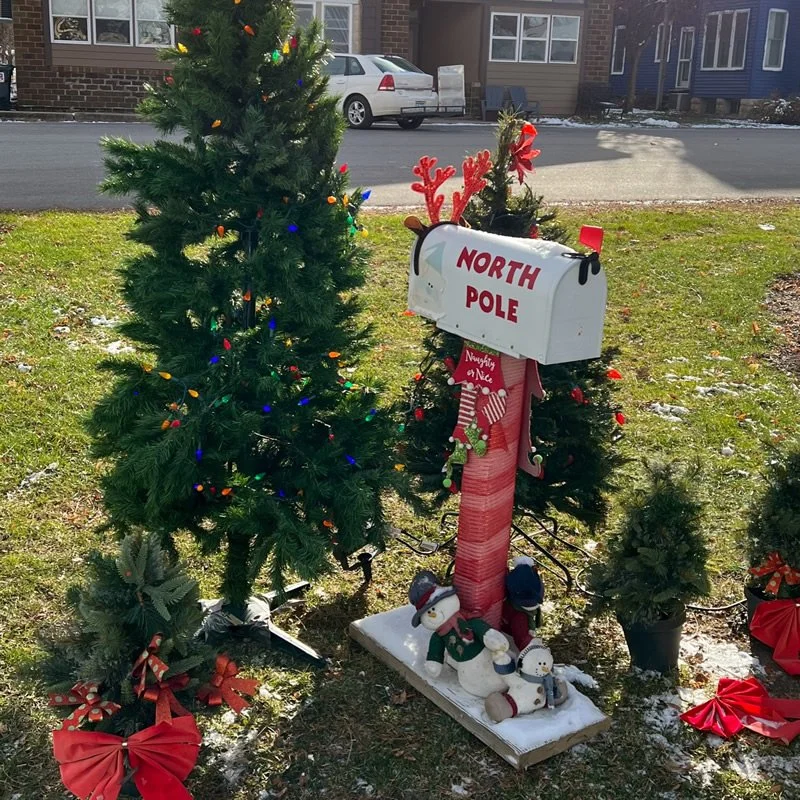 Peterson xmas mailbox.jpg