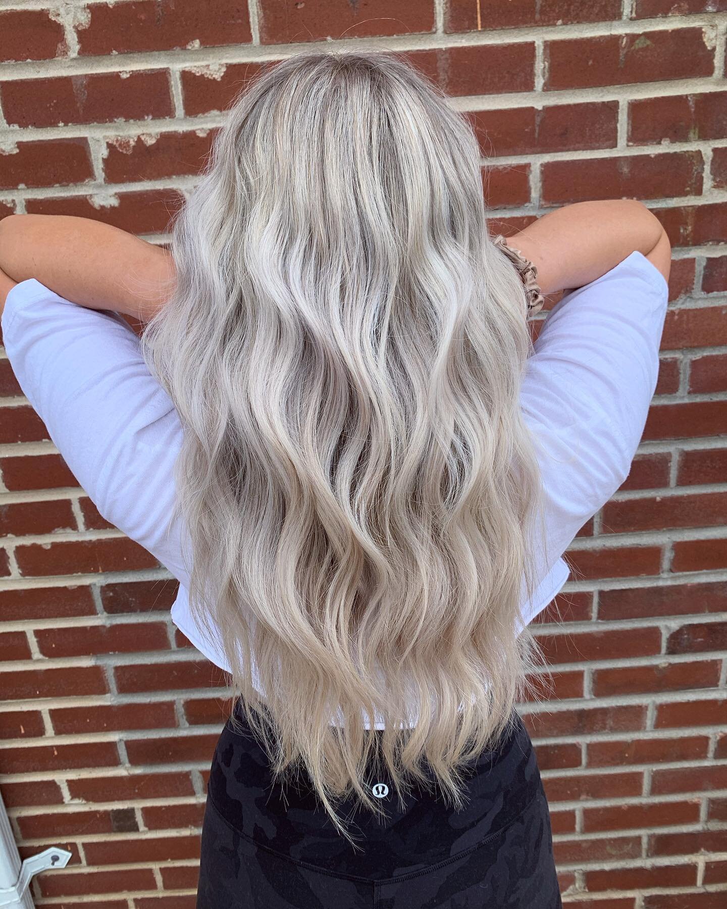 literal bombshell 💎 back to back babylights to get @karaeisenbath her platinum #hairgoals ✨✨✨