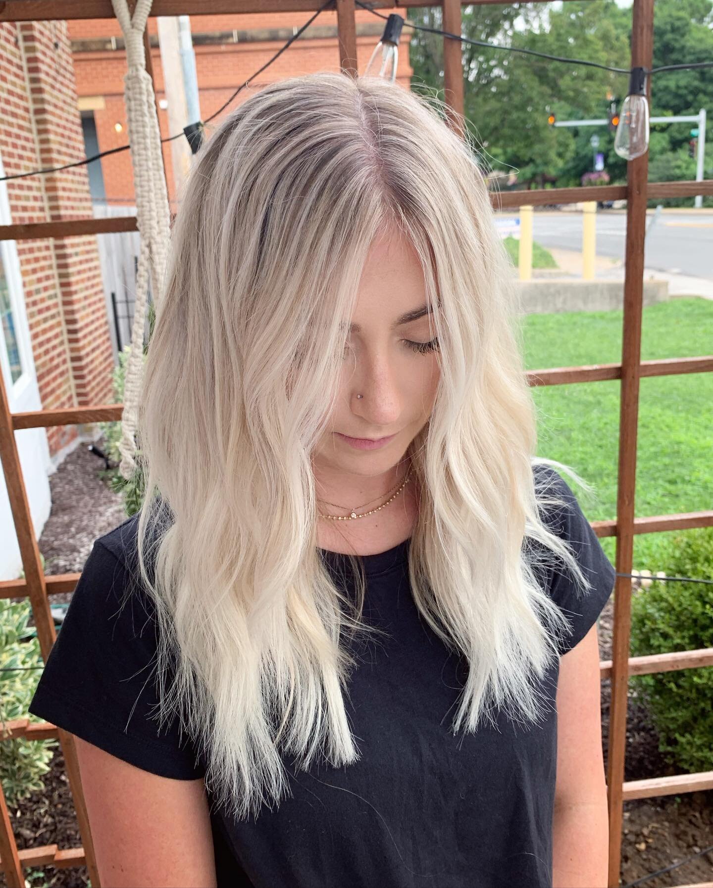 who loves this color??? 🙋🏻&zwj;♀️ a full head of highlights + balayage + hand tied wefts will never disappoint ✨ and neither will one of my faves @maryrochec 🥰
