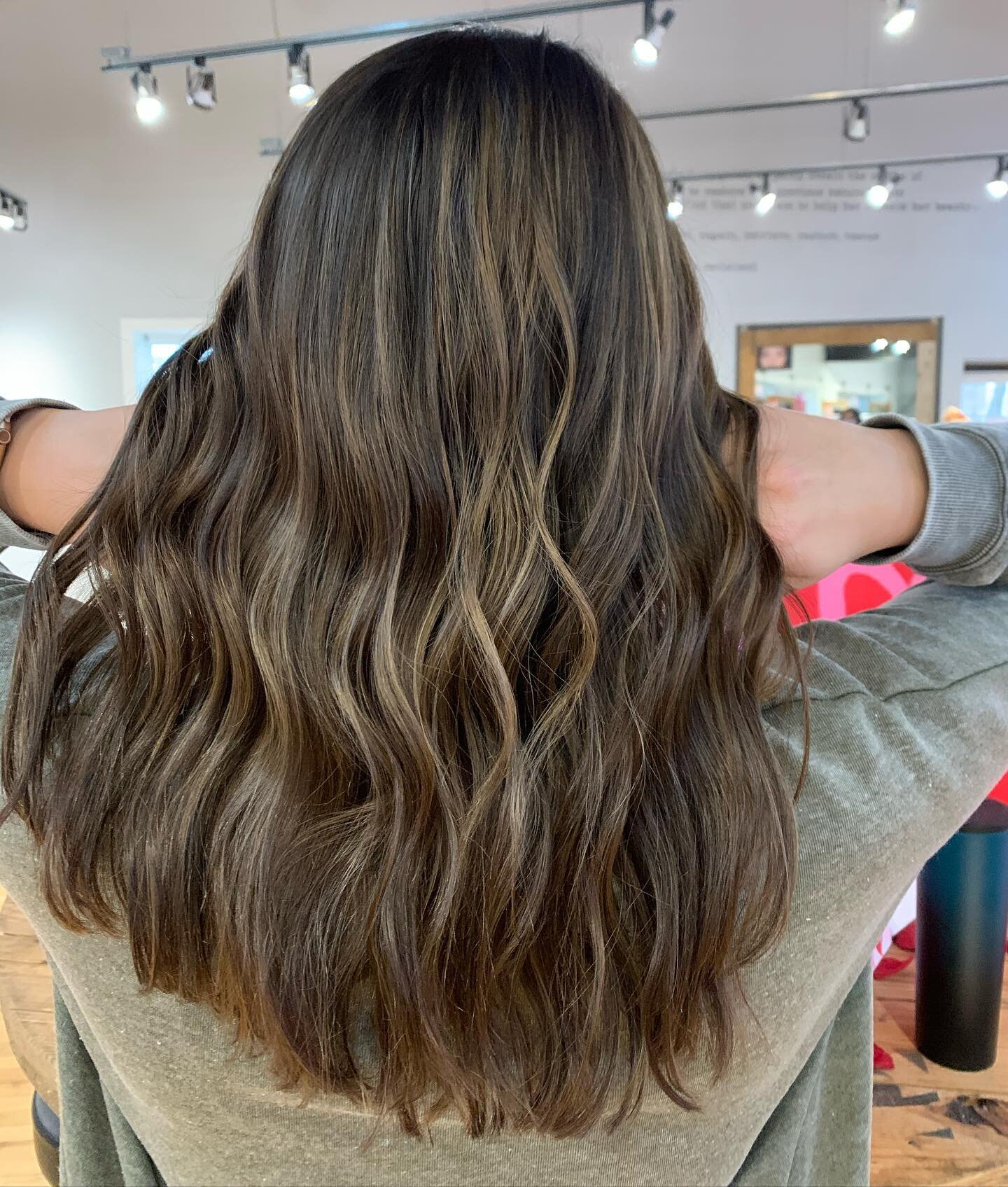 Warmer colors are in and we&rsquo;re here for it.  This picture doesn&rsquo;t even do any justice! 

#hairstylist #stlhairstylist #stl #webstergroves @theboulevardhaircompany