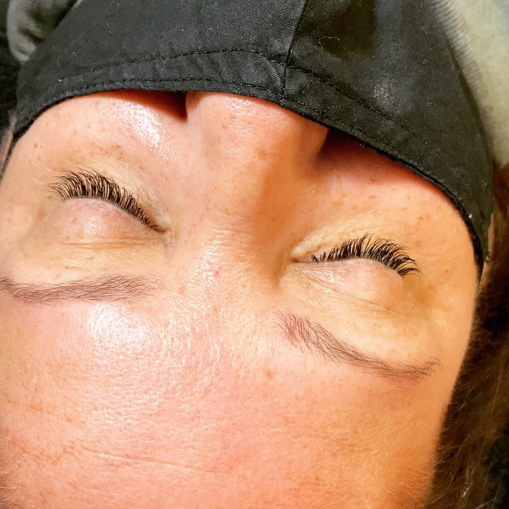 Love these classic natural lash extensions 🤍 

#lashextensions #xtremelashes #lashista #healthylashes #stl #webstergroves #theblvdhairco