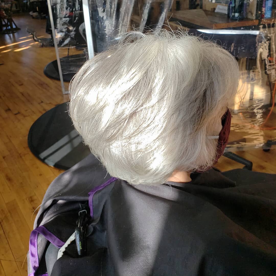Bright and sunny 🌞 this silver haired beautiful lady received a great cut this morning!! Come see me!!