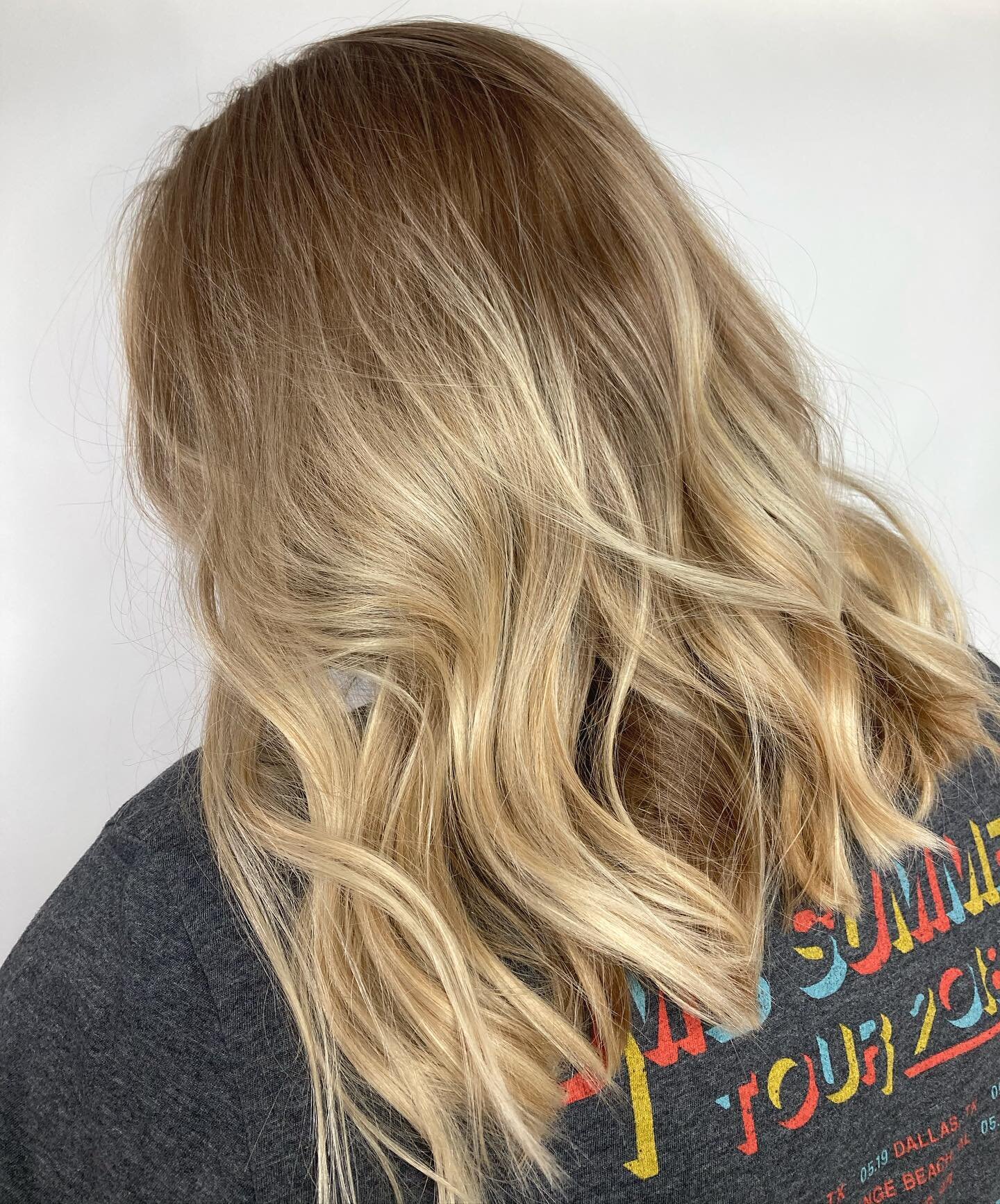 Lived in, low maintenance, beige blondies are my fav!⬇️Here&rsquo;s why⬇️ 
While so many of my blondes love those &ldquo;icy&rdquo; tones (as do I), when it comes to picking which tone of blonde will suits your lifestyle best, I always like to ask a 