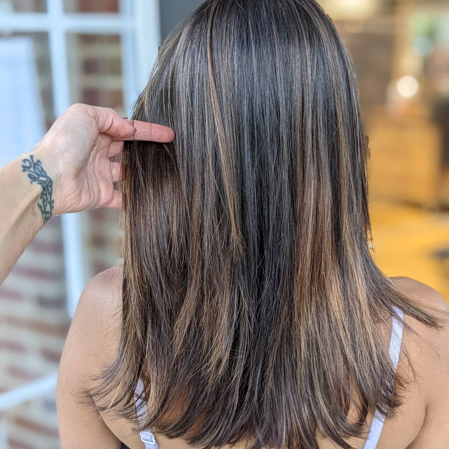 It's okay to be nervous when going into a new salon. 😳 I get it! You search for weeks or maybe even months to find someone new that you can trust with your hair. 💇&zwj;♀️Someone that will listen to you carefully as you tell them what your hair goal