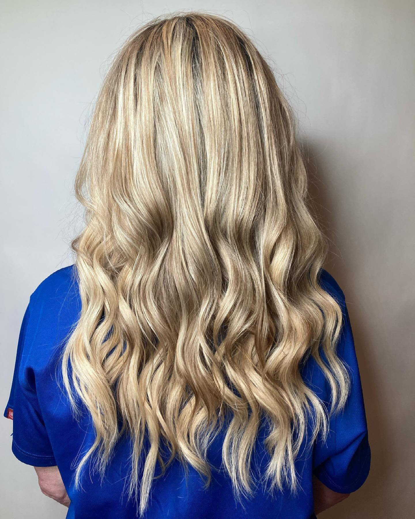 16&rdquo; BEAUTIFUL Hand Tied Weft Extensions😍 swipe for before
.
.
.
.
#handtiedwefts #weftextensions #stlhairextensions #bellamihairextensions #blvdhairco #extensionsspecialist #blondestlyist #blondespecialist #stlblondespecialist #saintlouis #sai