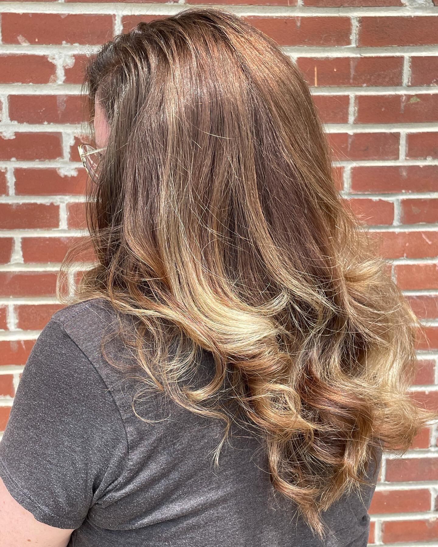 We're on a hair journey with this one. When a brunette wants to be ashy blonde, you can get them there fast, or you can get them there healthy. We chose healthy, but that doesn't mean she can't be fabulous on the way there 😍 Next stop, bright blonde