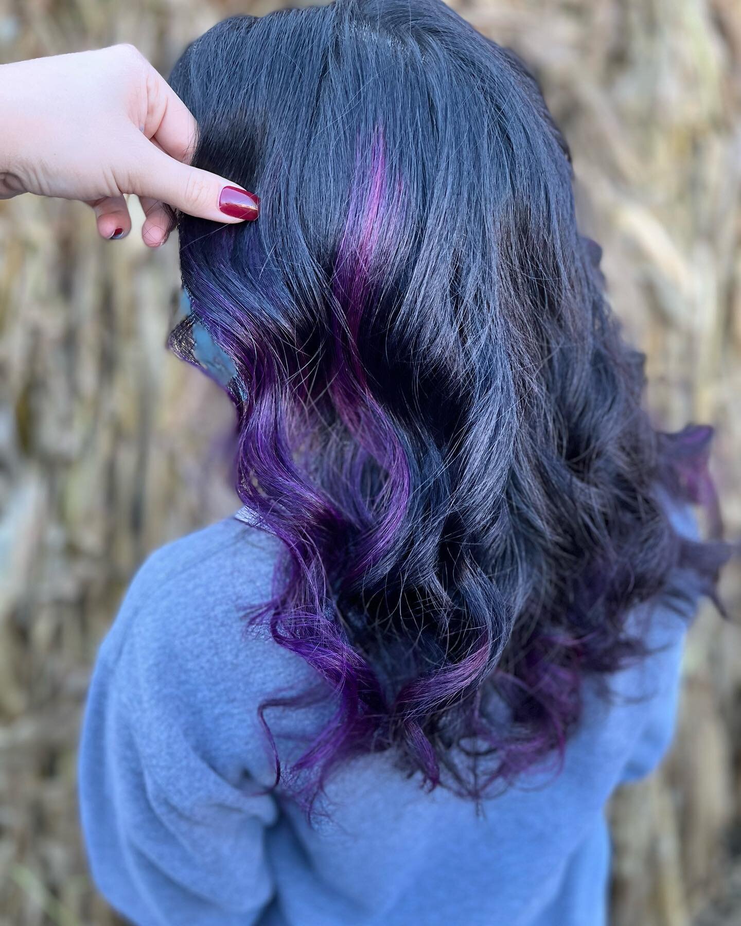 How beautiful is this purple we did in her hair!!!!
@sillistyles @coric6 @purple_mask0245 #purplebalayage #stlhairstylist #stlcolorist #southcountysalon #314colorist