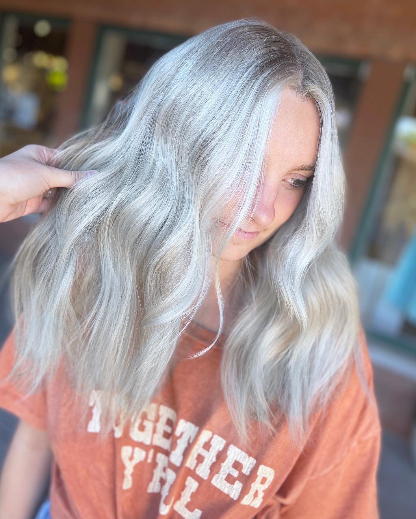 Lots of babylights and lots of love go into this icey blonde for the beautiful @ray_ruppel ❄️❄️
