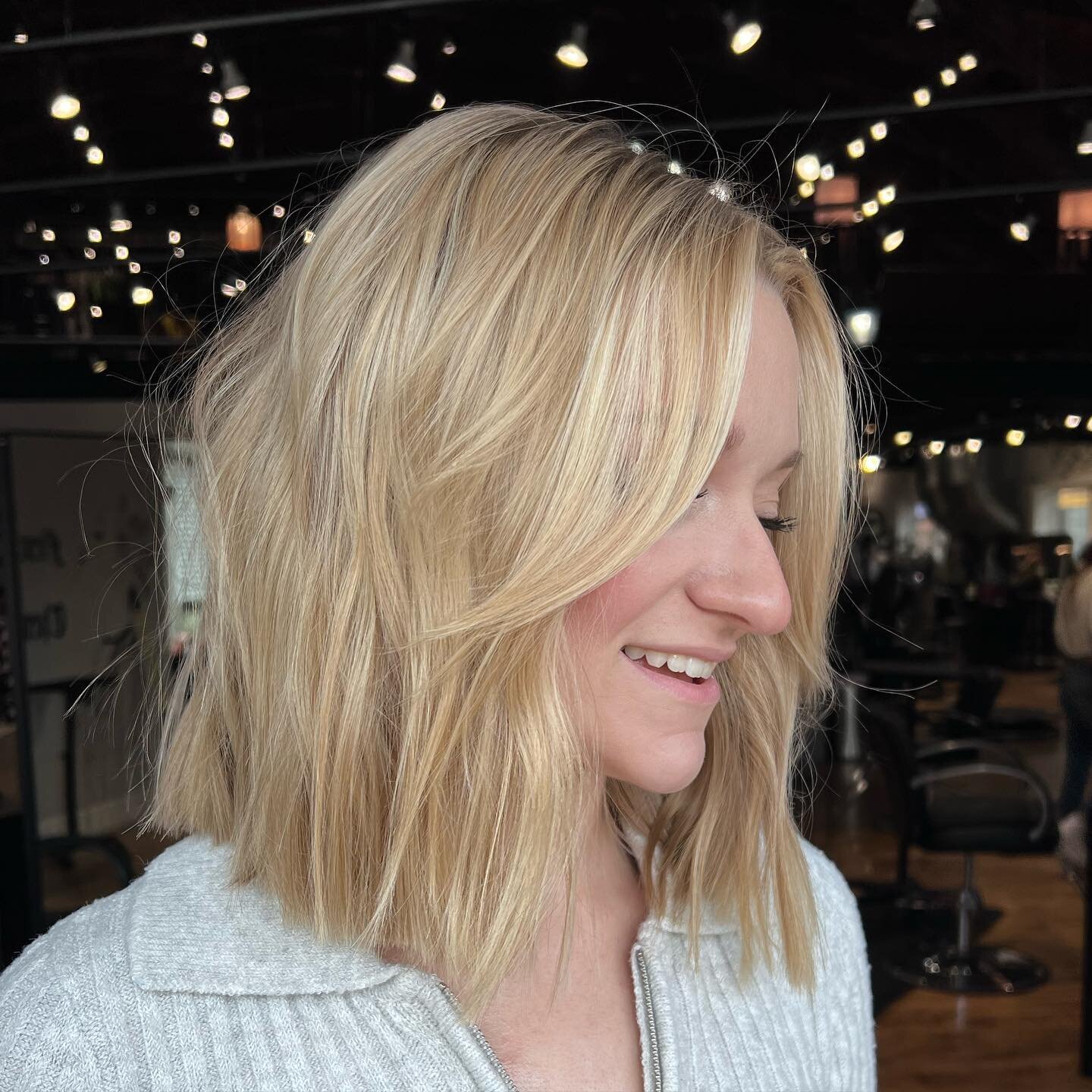 Need a sign to go short?! This is it!! 🤩

#shorthair #blonde #highlights #stlhairstylists