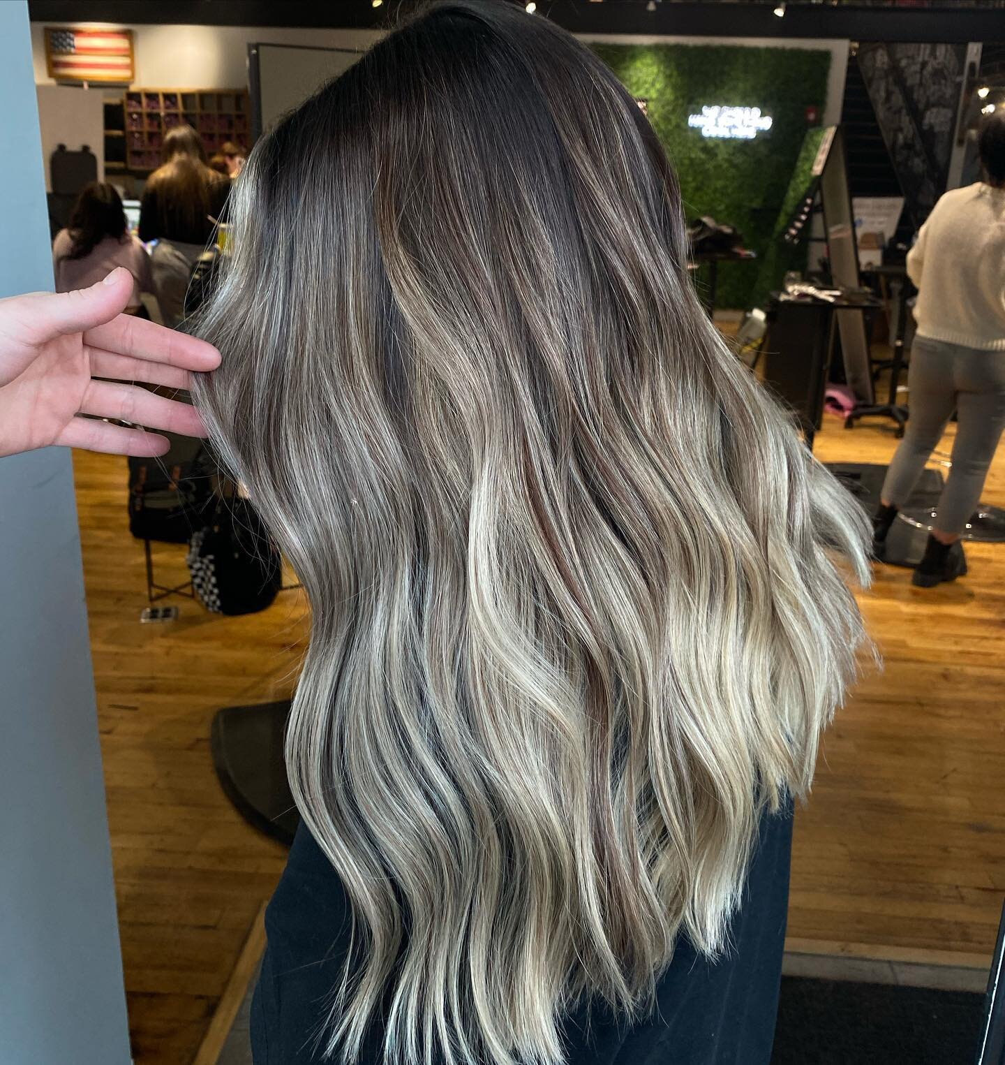 Transitioning this platinum babe into a more lived-in, low maintenance queen!
&bull;
&bull;
&bull;

#stlhairstylist #stlhair #stlhairsalon #stlstylist #stlextensions #stlblondingspecialist #stlreels #hairreels #haireducation #hairstylistreels #hairst