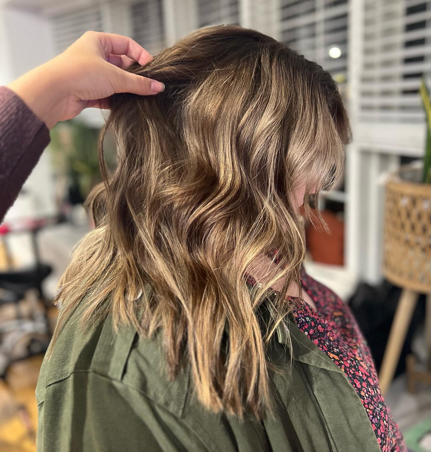 Reverse balayage on this angel 😍
- - - -

#stlstylist #stlhairstylist #stlhairsalon #stlhaircut #webstergrovesmo #websteruniversity #salonblvd #stlmodel #stlcolorist #brownhaircolor #hairtutorial #hairtrends #hairtips #brownhairstl #blondehairstl #b