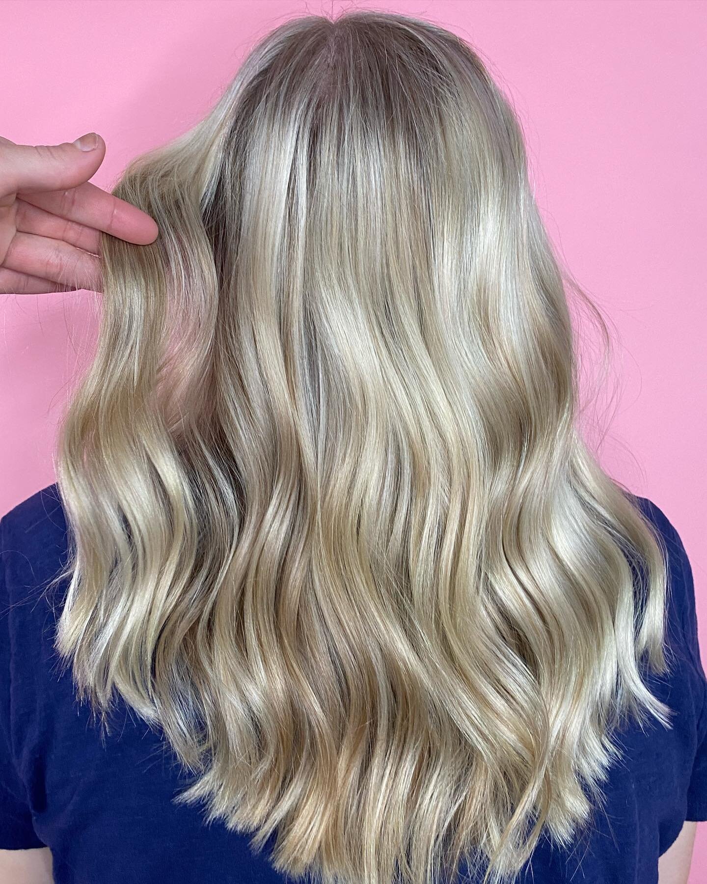Blessing your feed with some blendy blonde goodness 🤍
&bull;
&bull;
&bull;

#stlhairstylist #stlhair #stlhairsalon #stlstylist #stlextensions #stlblondingspecialist #stlreels #hairreels #haireducation #hairstylistreels #hairstylist #behindthechair #