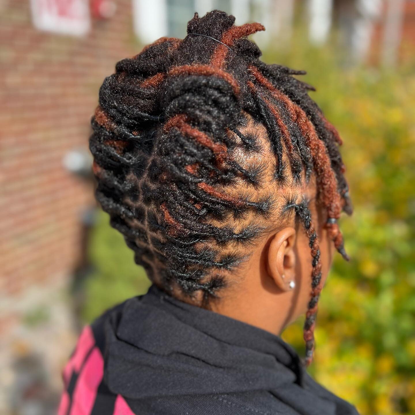 This fresh retwist and updo by @patriceb_beauty makes these highlights lay just right 👌