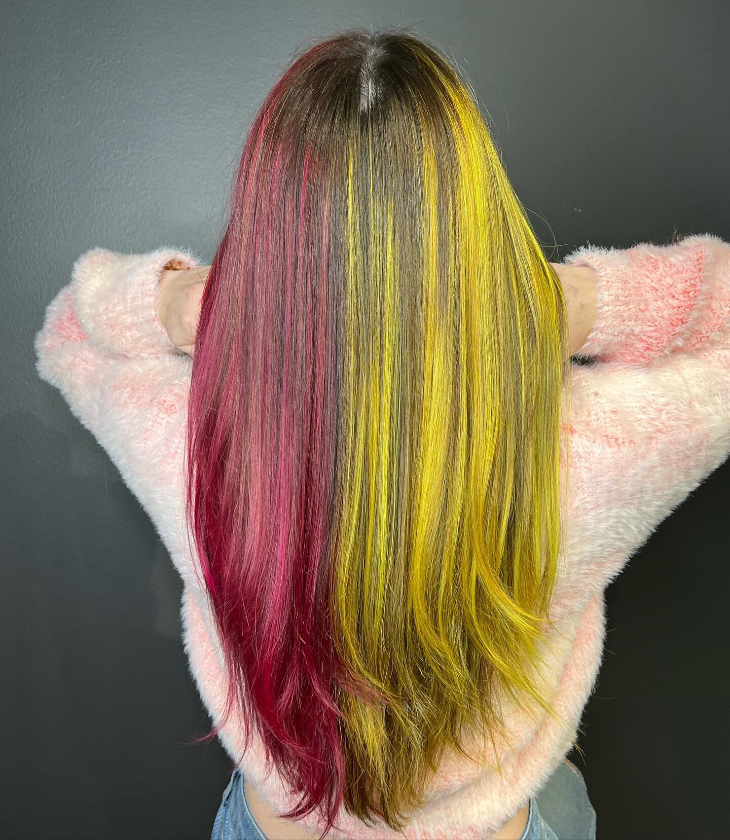 Pink or yellow? Why choose when you can get this look from @sydbeautycollective