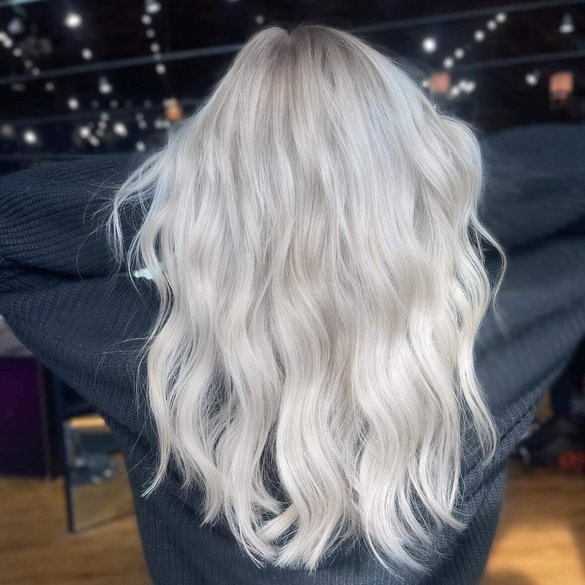 Now that&rsquo;s what I call platinum 🤩

Hair by @_beautybyymarissa_
