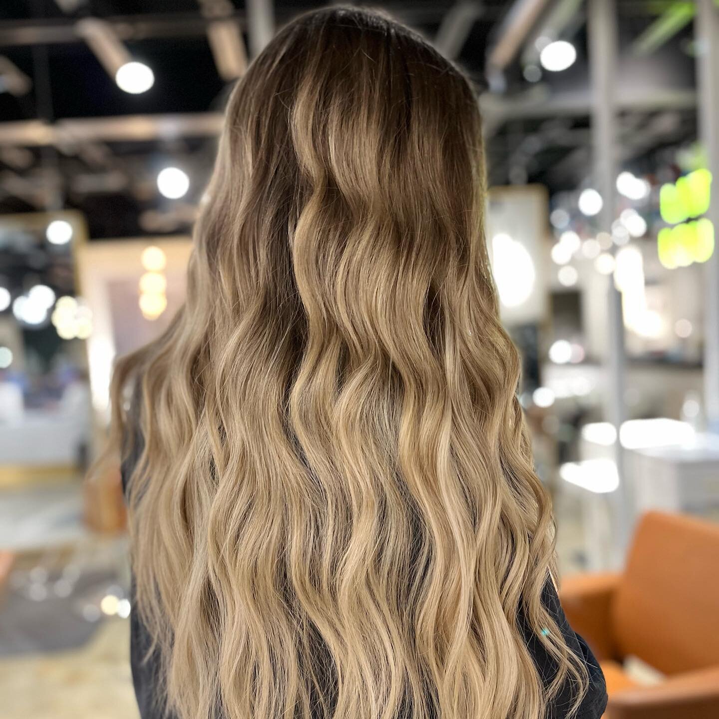 Hand painted balayage always wins 🤍
&bull;
&bull;
&bull;

#stlhairstylist #stlhair #stlhairsalon #stlstylist #stlextensions #stlblondingspecialist #stlreels #hairreels #haireducation #hairstylistreels #hairstylist #behindthechair #hairtips #hairtren