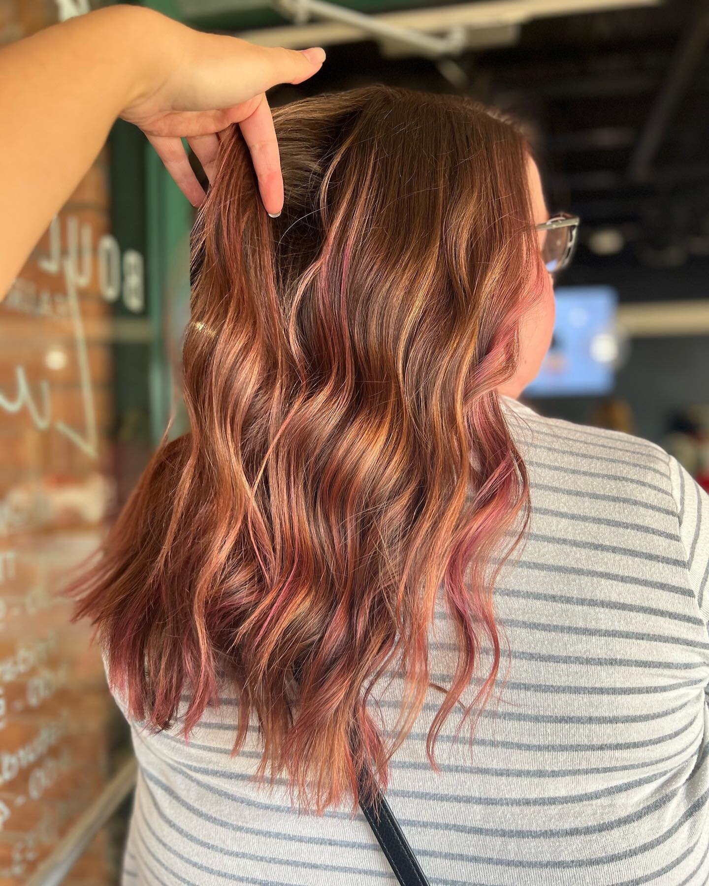 Rose gold dreams 🦩
Featuring a &ldquo;I almost forgot to take the before pic&rdquo; picture 🤪
- - -

#stlstylist #stlhairstylist #stlhairsalon #stlhaircut #webstergrovesmo #websteruniversity #salonblvd #stlmodel #stlcolorist #brownhaircolor #hairtu