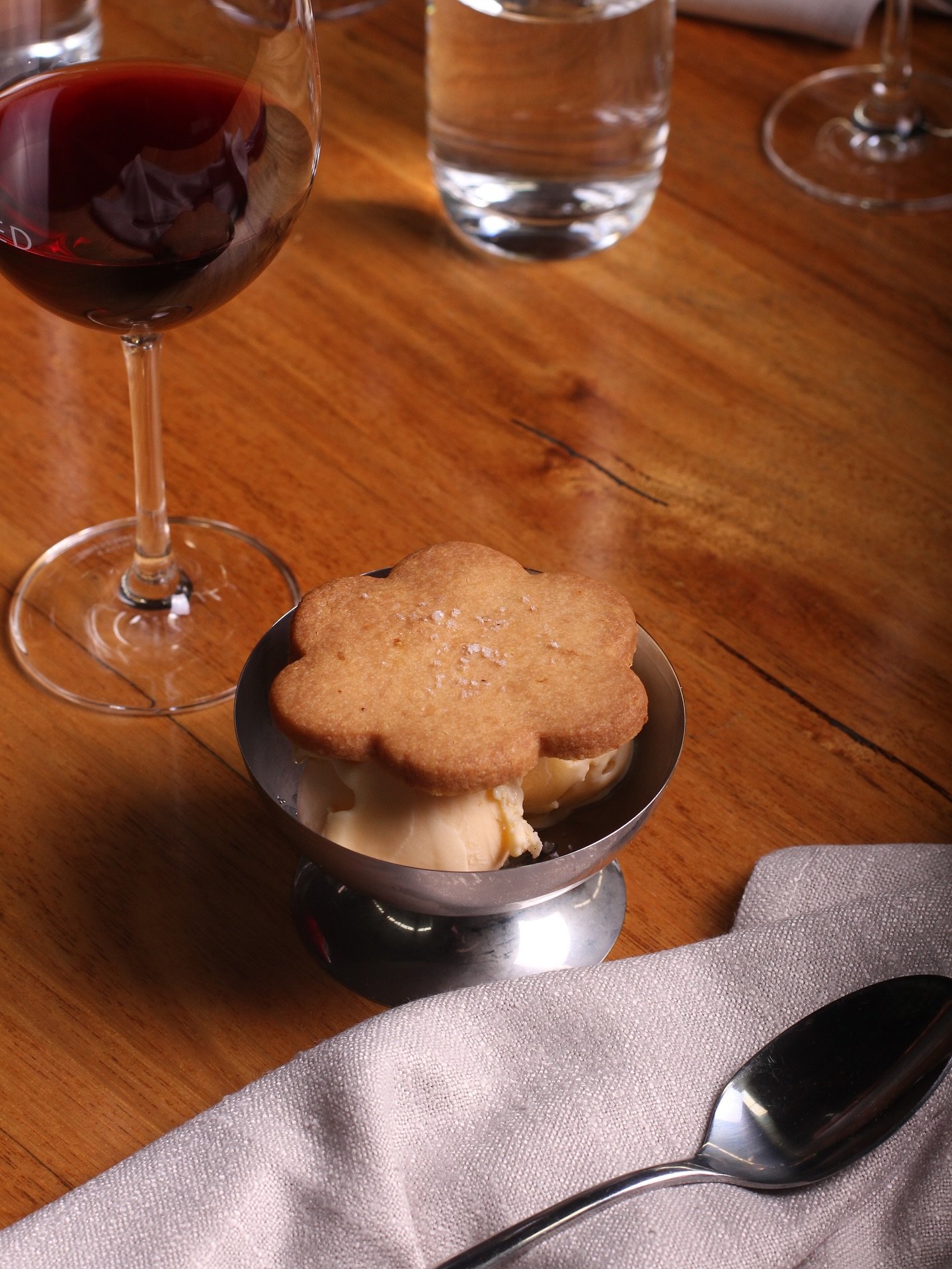 Perfect day for some house made Georgian sunflower oil ice cream with a blood orange sugar cookie 🍨 Special this weekend until sold out! ☀️