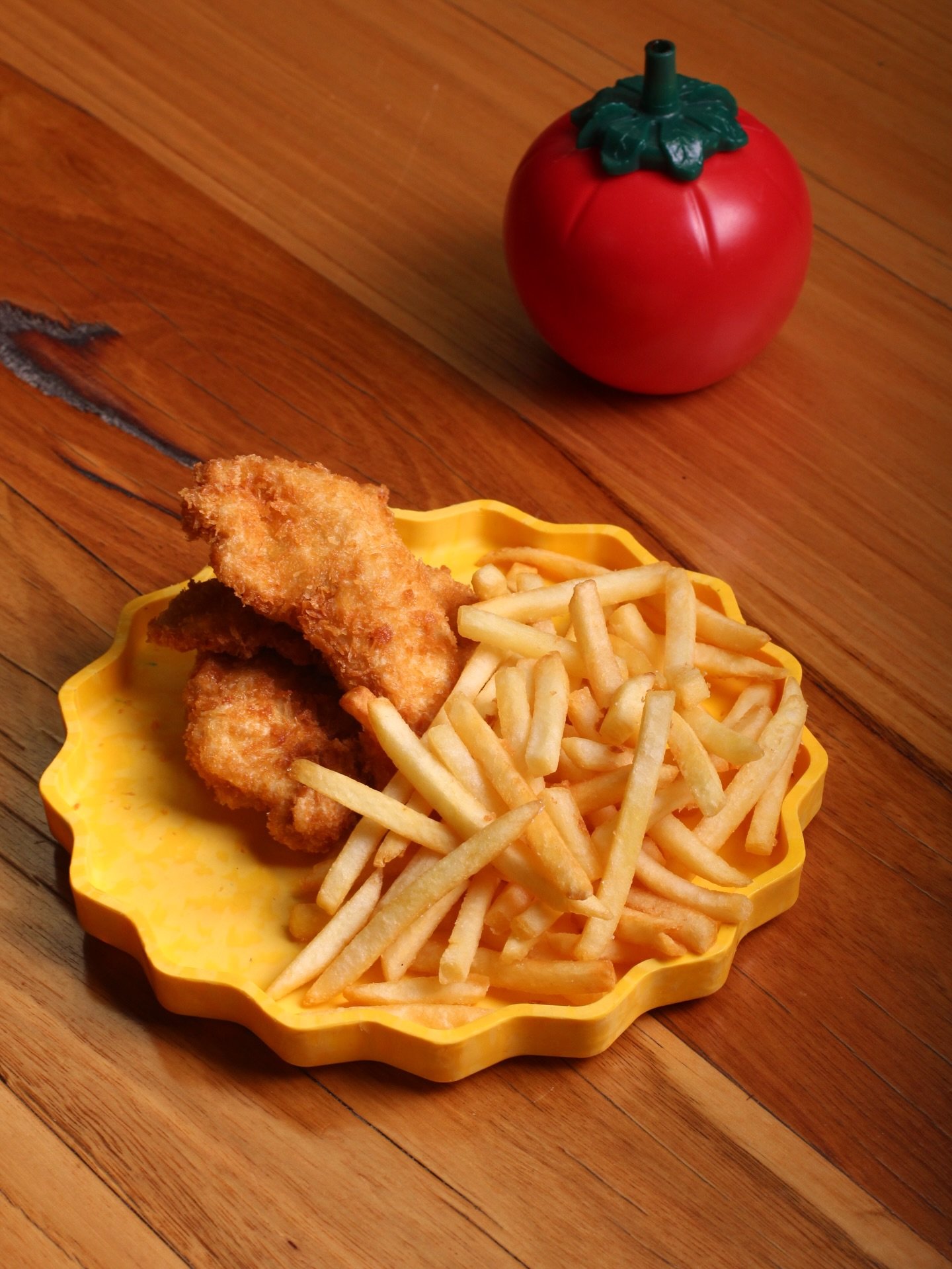 Got your kiddos covered! Chicken tenders, grazing plate and a fruit plate (plus ice cream, of course)!