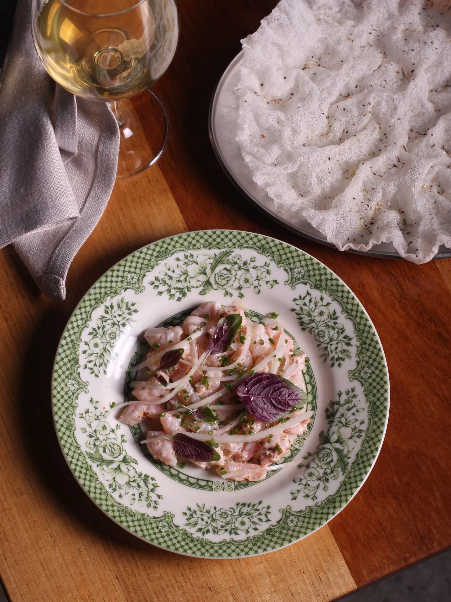 Cocktail prawns, coconut chilli sauce, pomelo, rice crackers 🔥